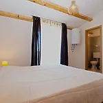 House Andrej 1372 بيت للعطل