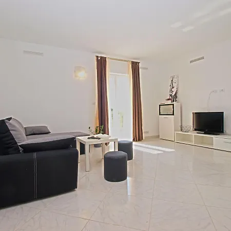 House Andrej 1372 * Μεντουλίν